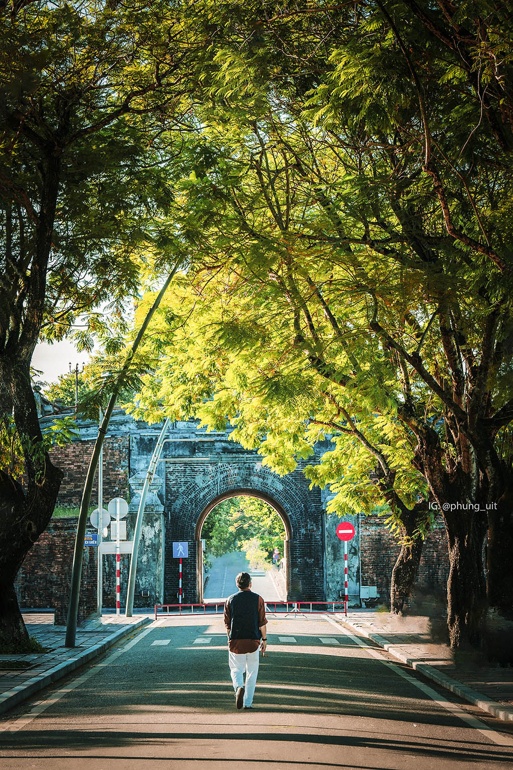 Hue-Phong canh-Street-Walk